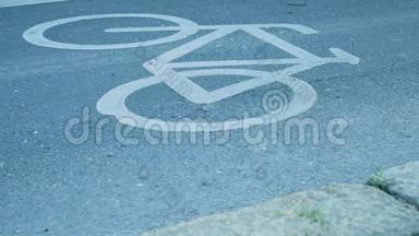 城市交通理念：<strong>骑单车</strong>过街标志的特写